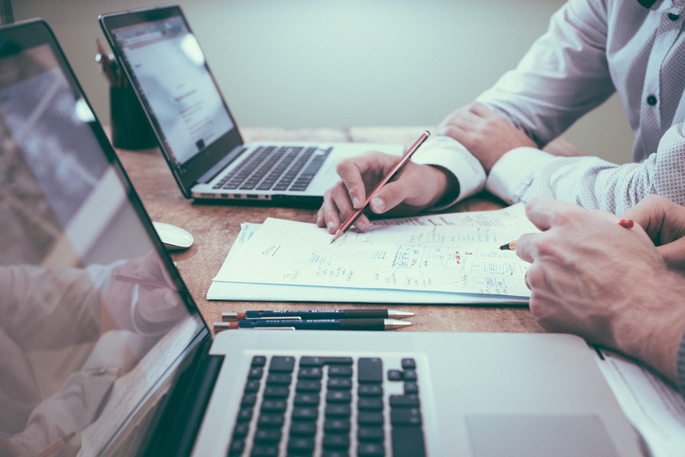 Asesor revisando un plan financiero en escritorio